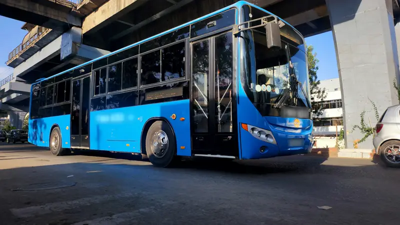 Gradski autobus u sjajnoj plavoj boji ispod nadvožnjaka